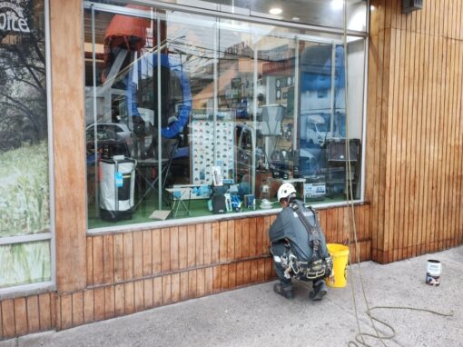 Barniz e hidrolavado fachada galpón Balfer Zofri en Iquique 2023
