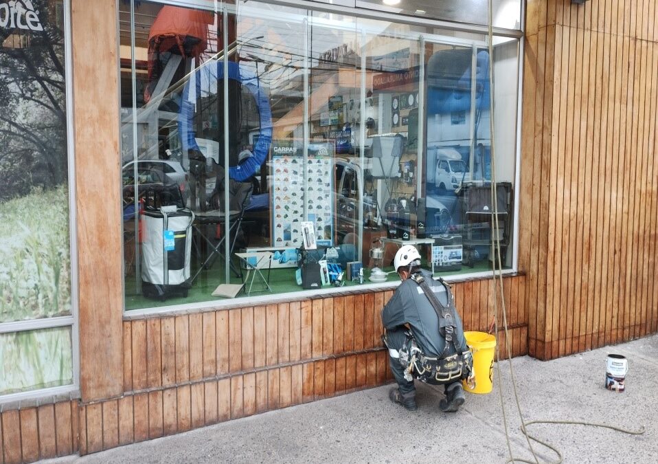 Barniz e hidrolavado fachada galpón Balfer Zofri en Iquique 2023